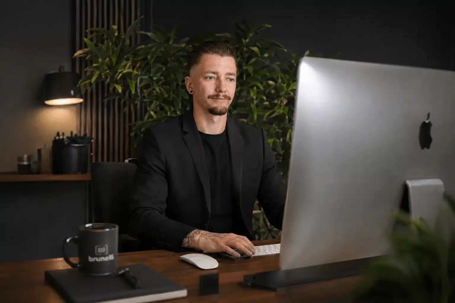 Webdesign für Reutlingen von Highstyle: Kevin Mavro am Arbeitsplatz